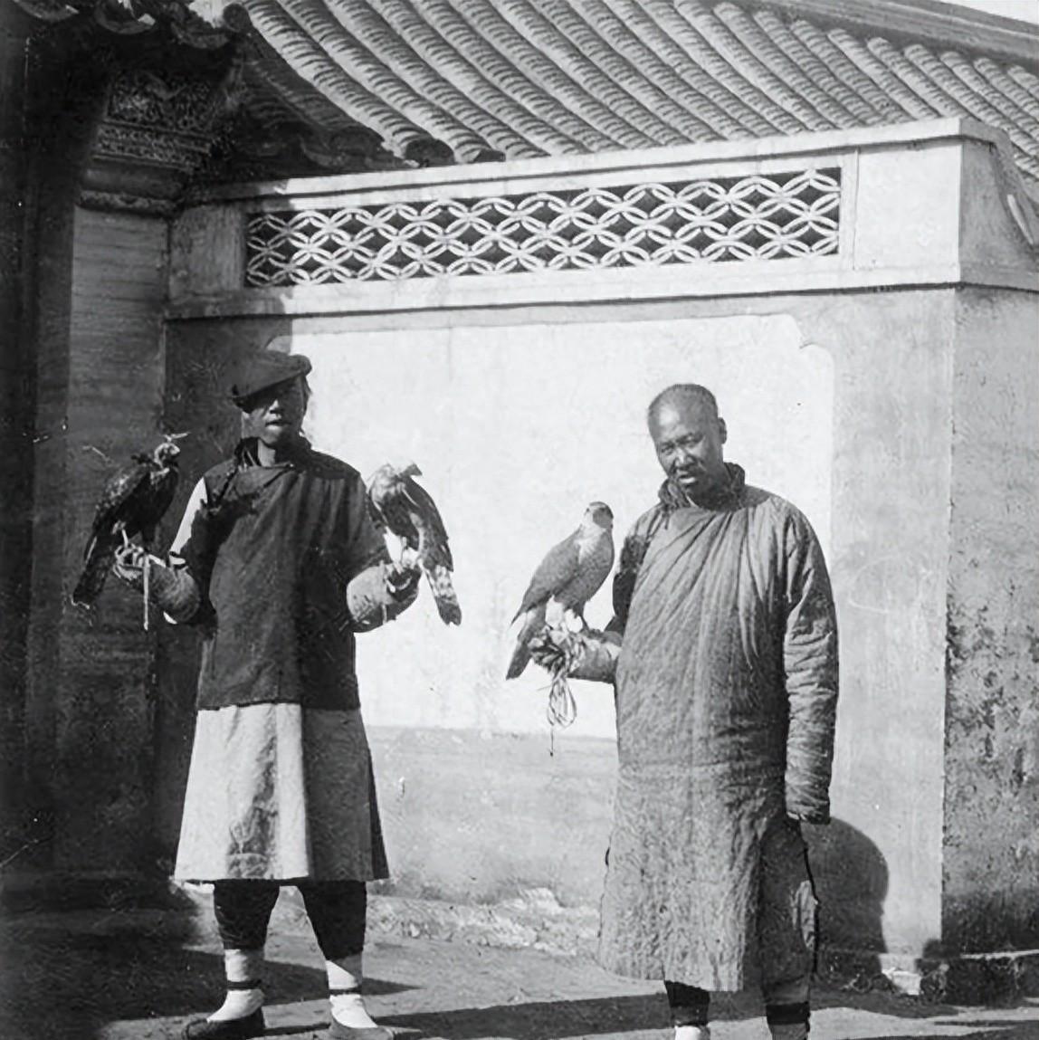 末代郑亲王的荒唐一生：从显赫宗室到倾家荡产，被扫地出门，还涉嫌盗挖祖坟1918