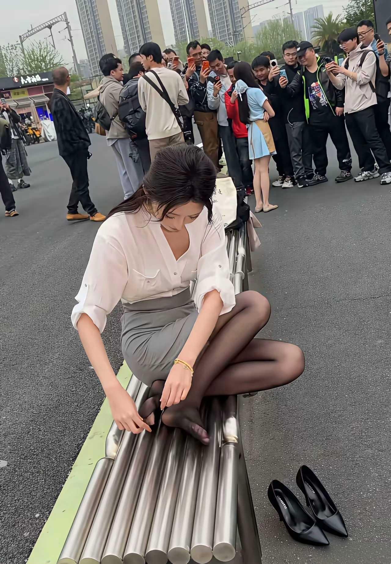 举行公共活动需要长时间站立，主办方还非要求穿丝袜配高跟鞋，一上午走下来到底还是把