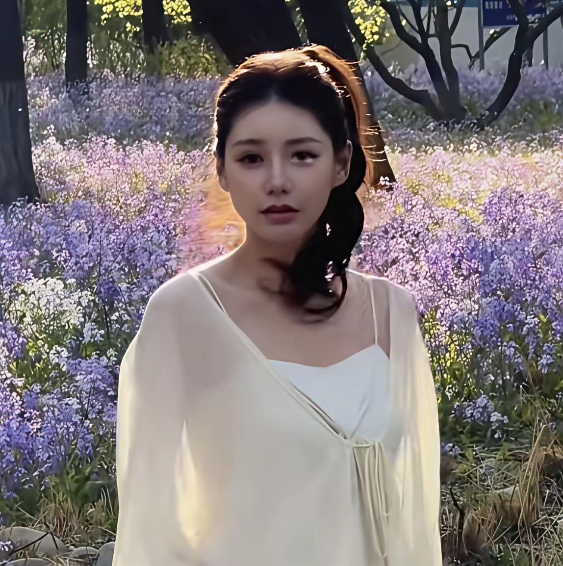 马晓梅，穿成这样真的太掉价了！我发现马筱梅特别喜欢这种类型的衣服在这么有