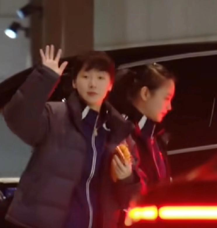 海口亚洲杯比赛结束后，王曼昱和团队一起乘车返回酒店。下车时遇到等候已久的球迷高喊