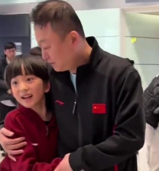 国乒平安抵达回京，刚落地就被球迷拍到暖心一幕，马琳一出来就被帅气的儿子一把抱住，