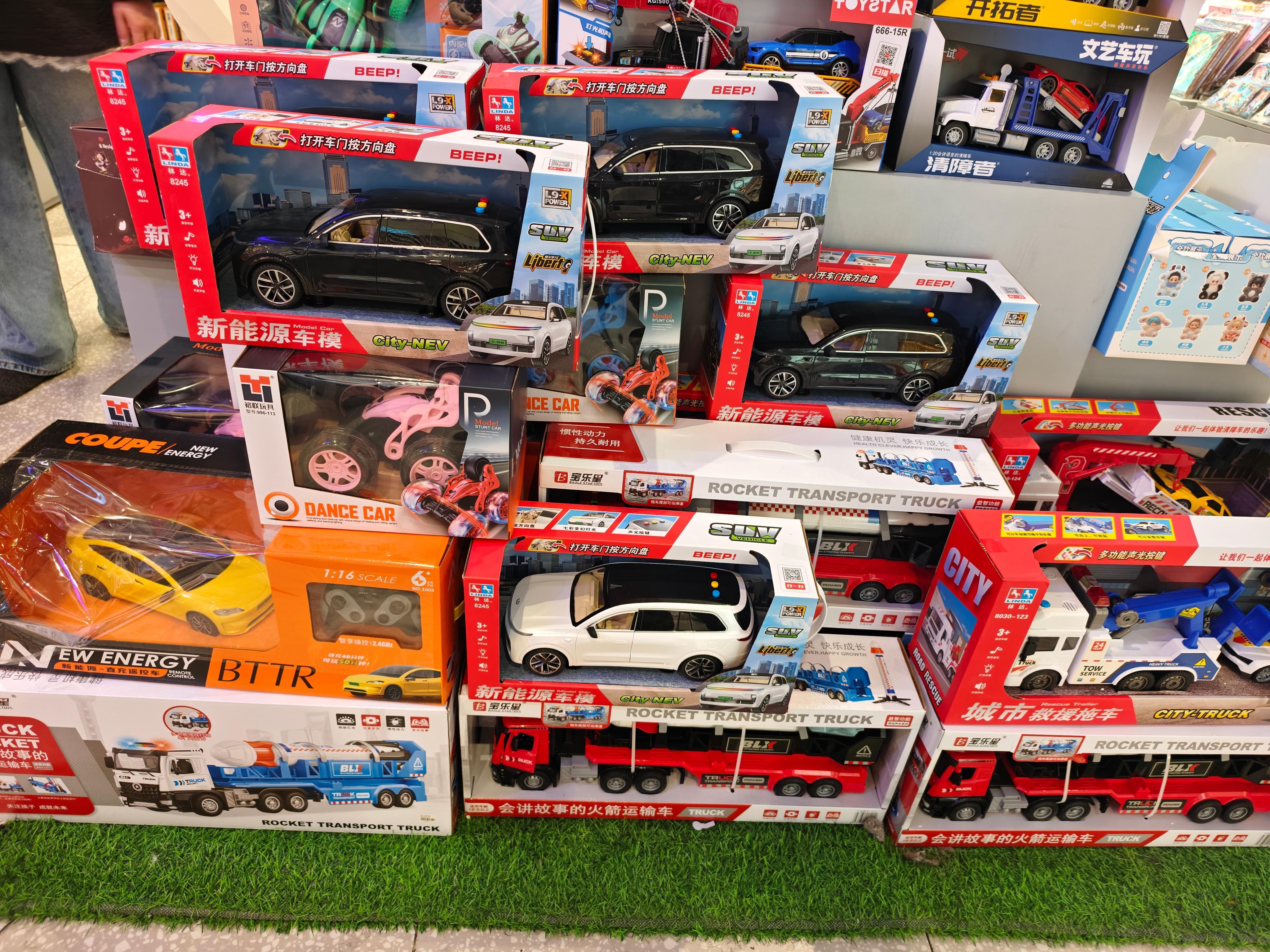 现在的玩具车模是理想的，你就说咱国产车就多火吧