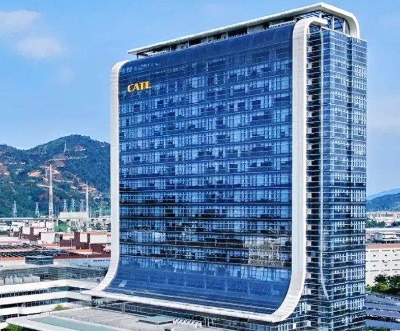 堂弟在宁德时代上班，他的基本工资是5700元，岗位津贴是1200元，绩效奖金是1