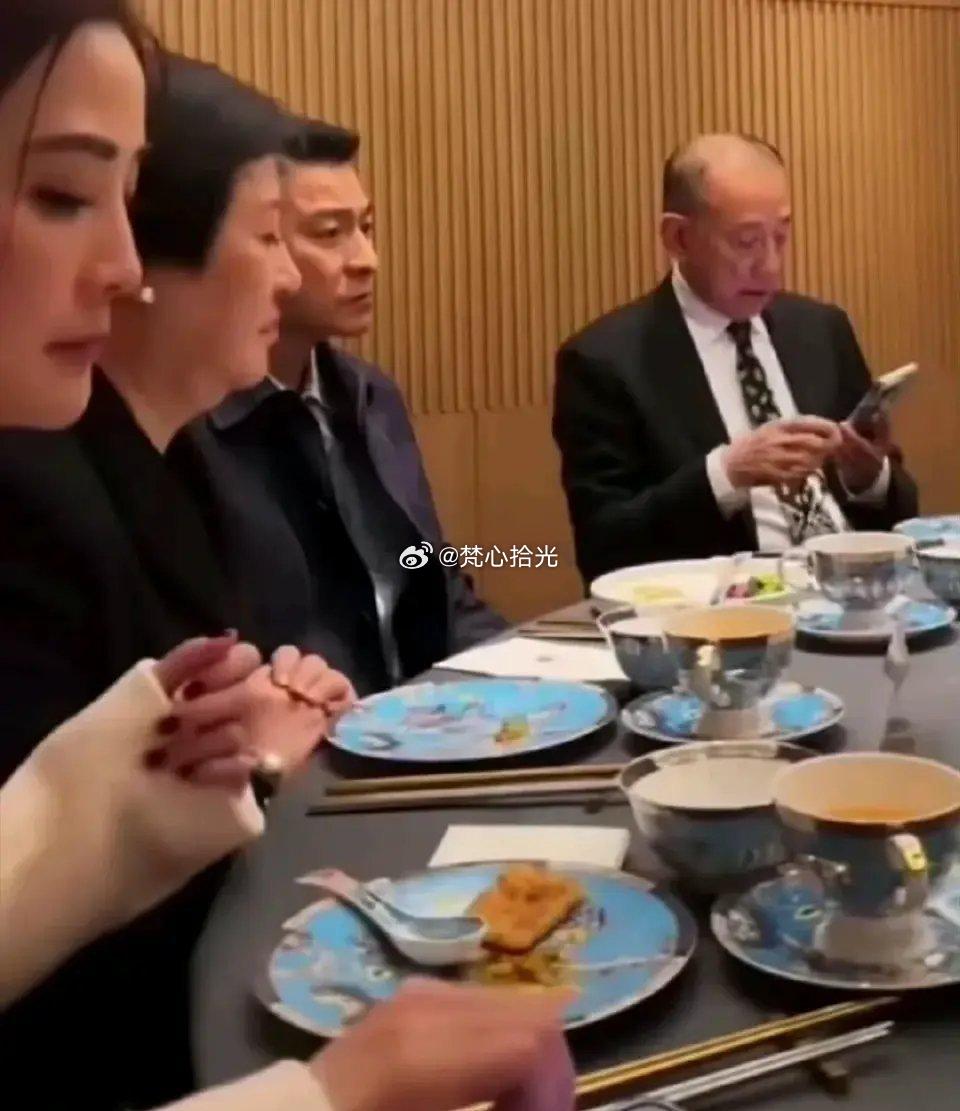刘德华和阿娇吃饭，为什么要金银两双筷子？这应该是香港人那边的讲究吧？​​​