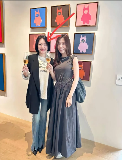 细节是不会骗人的时隔四个月小S终于在二女儿画展上露面她这一亮相真的把大家都吓