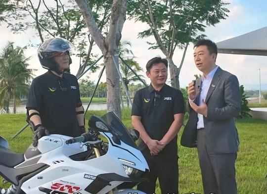为什么张雪叫李书福叔，说明张这个人高情商，他认为李书福吉利集团老总，是中国摩托车