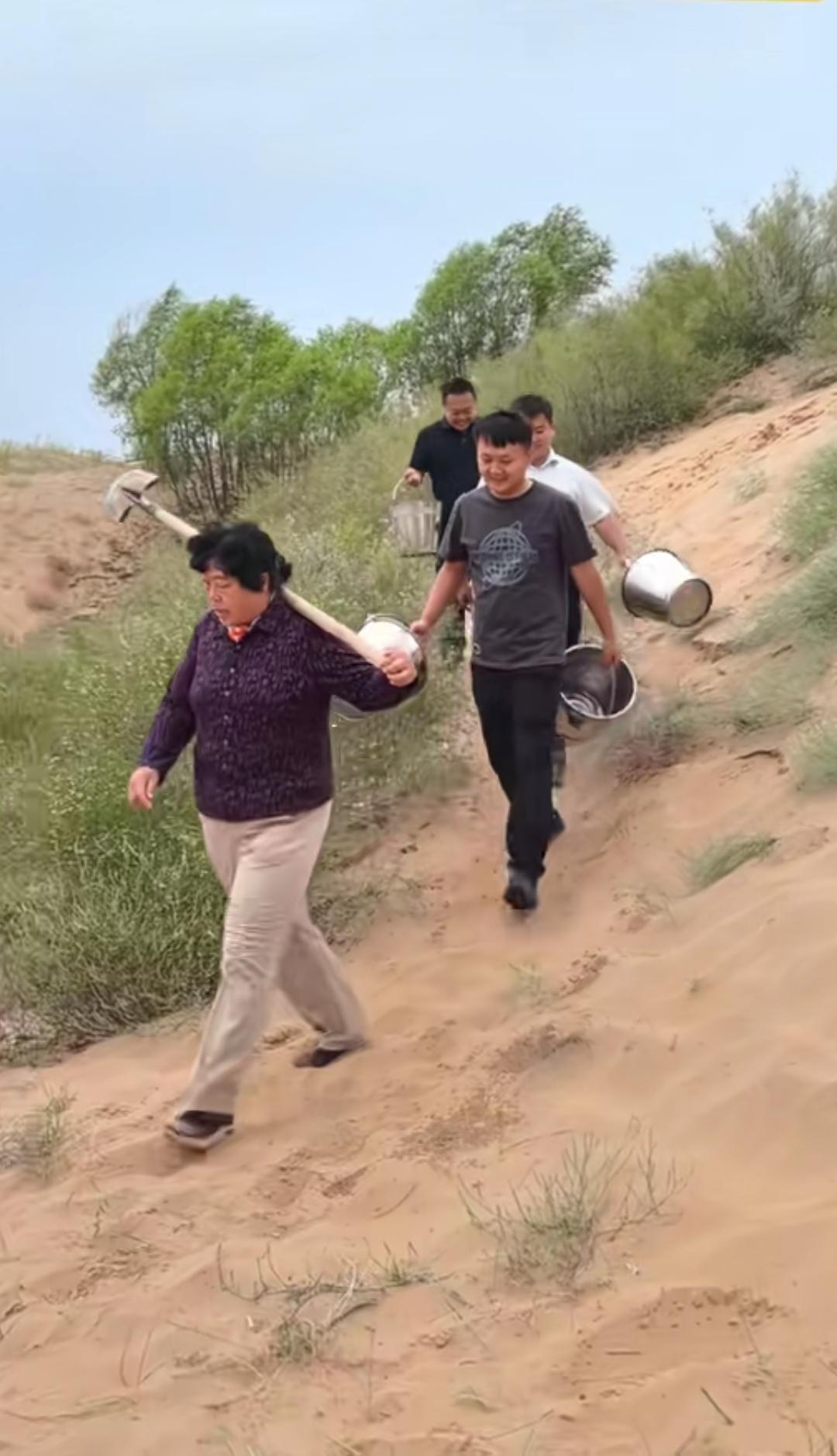 殷玉珍向意大利出发了 殷玉珍是受联合国粮农组织的邀请，去意大利的罗马，她说马
