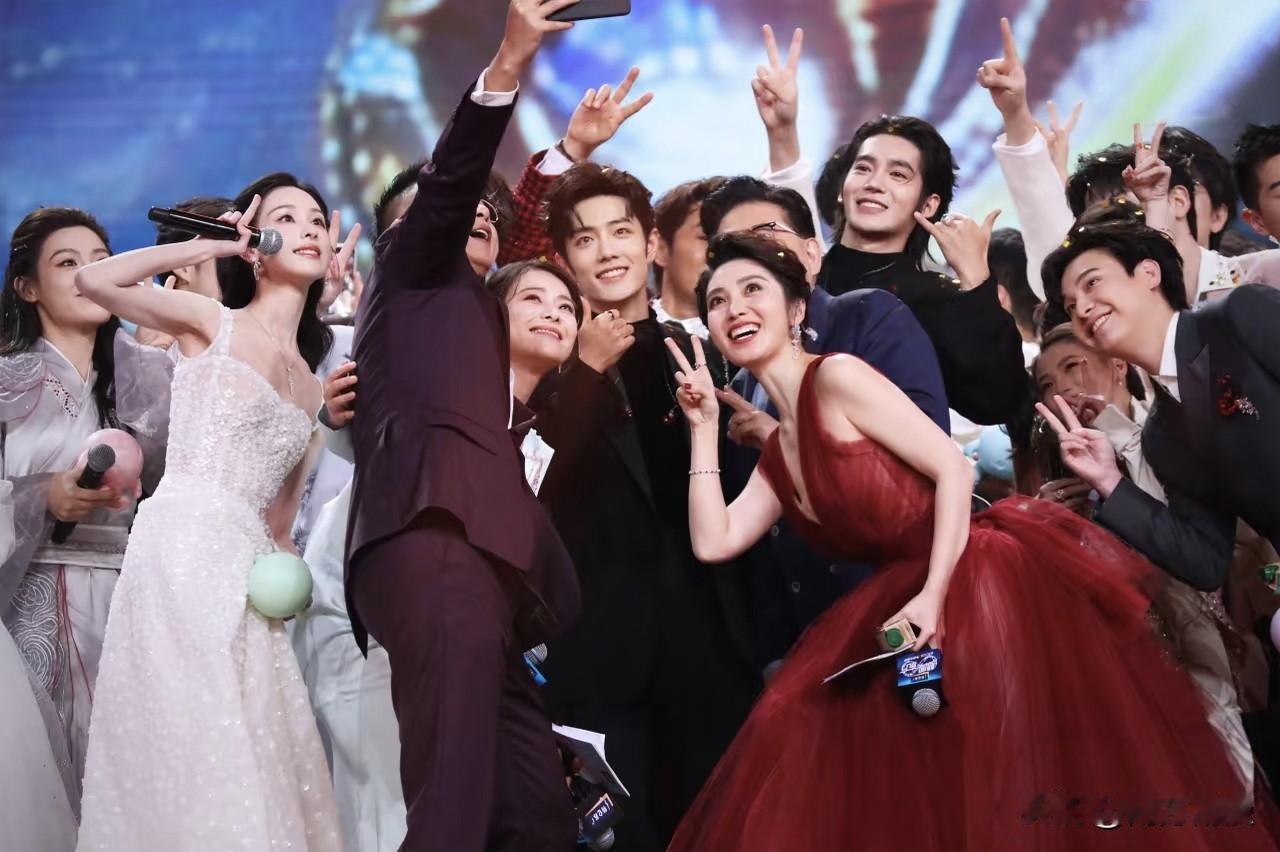 网友们期待的晚会照片出来啦，东方卫视主持人自拍视角，绝了！主持人突然在舞台上