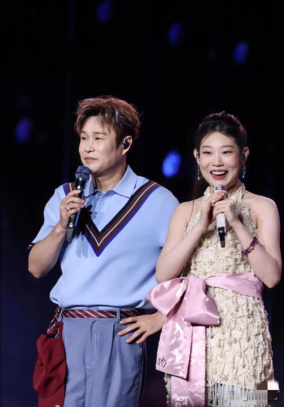 在扬州举办的“枣林湾音乐节”上，沈佳润惊艳首秀。她现场演绎的《美美Sunda