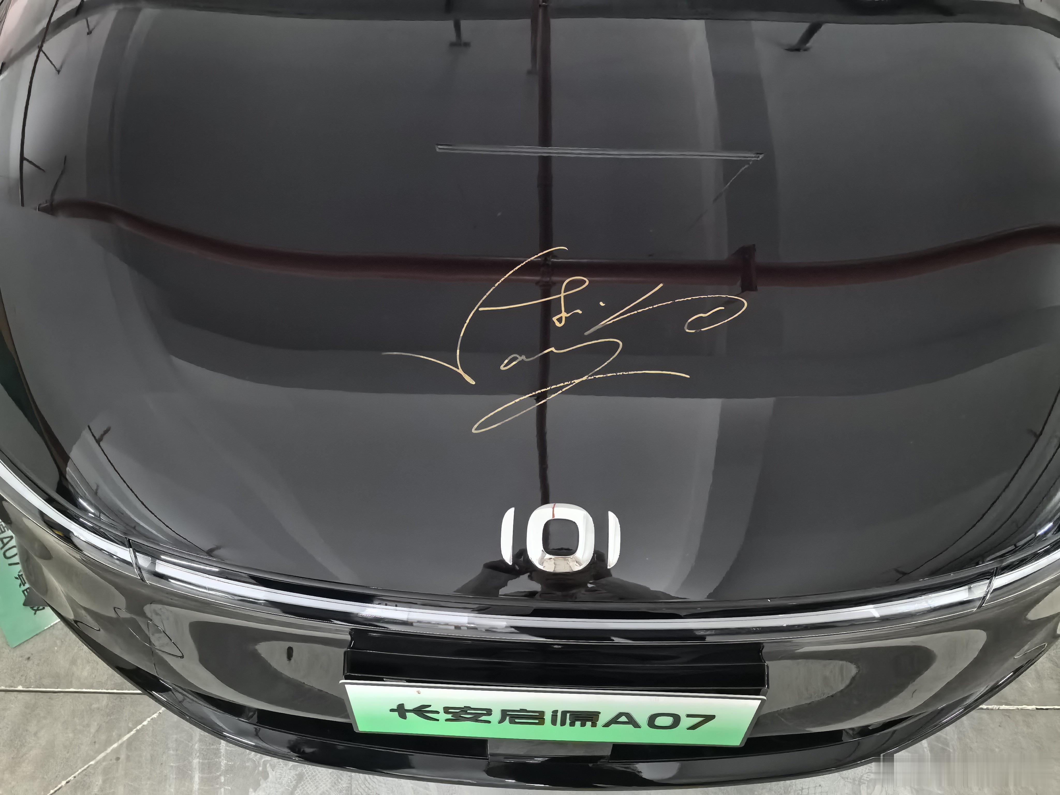 这谁的签名，哎哟。不错