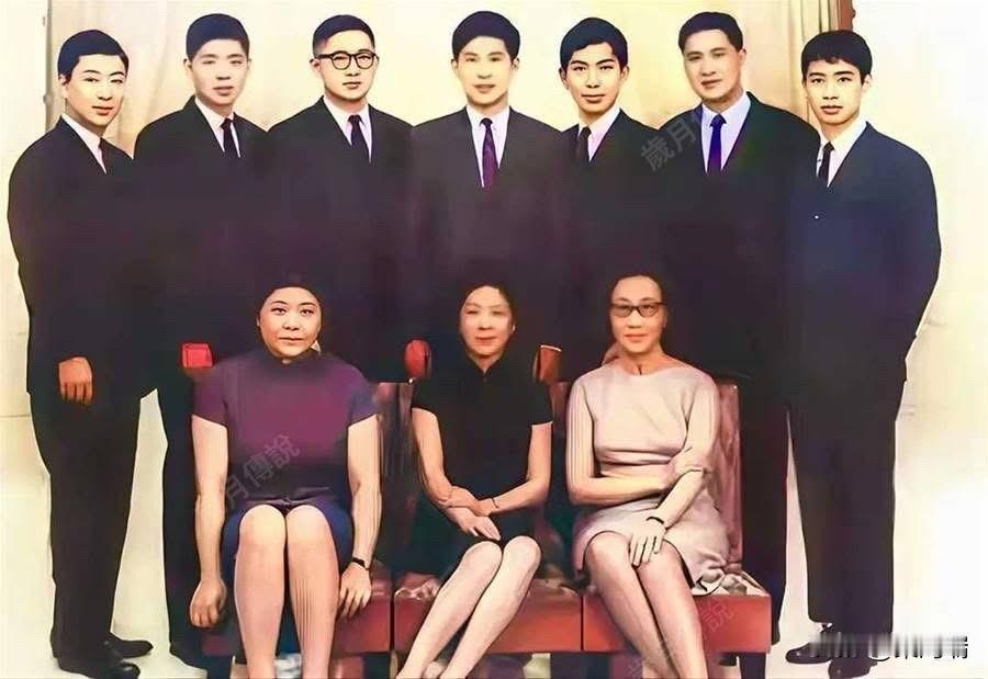 上世纪60年代，白崇禧的十个子女的一次罕见合影，照片中三个女儿身着旗袍，优雅端庄