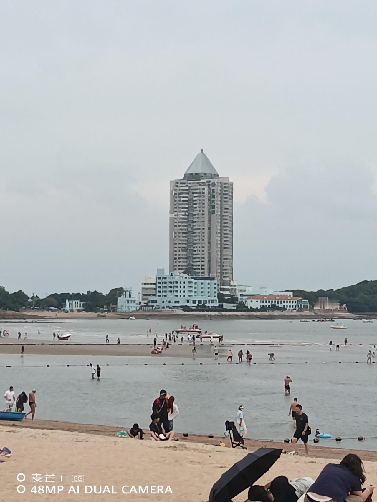 这栋矗立在青岛第一海水浴场畔的高楼，是汇泉王朝大饭店（现更名青岛汇泉王朝大酒店）