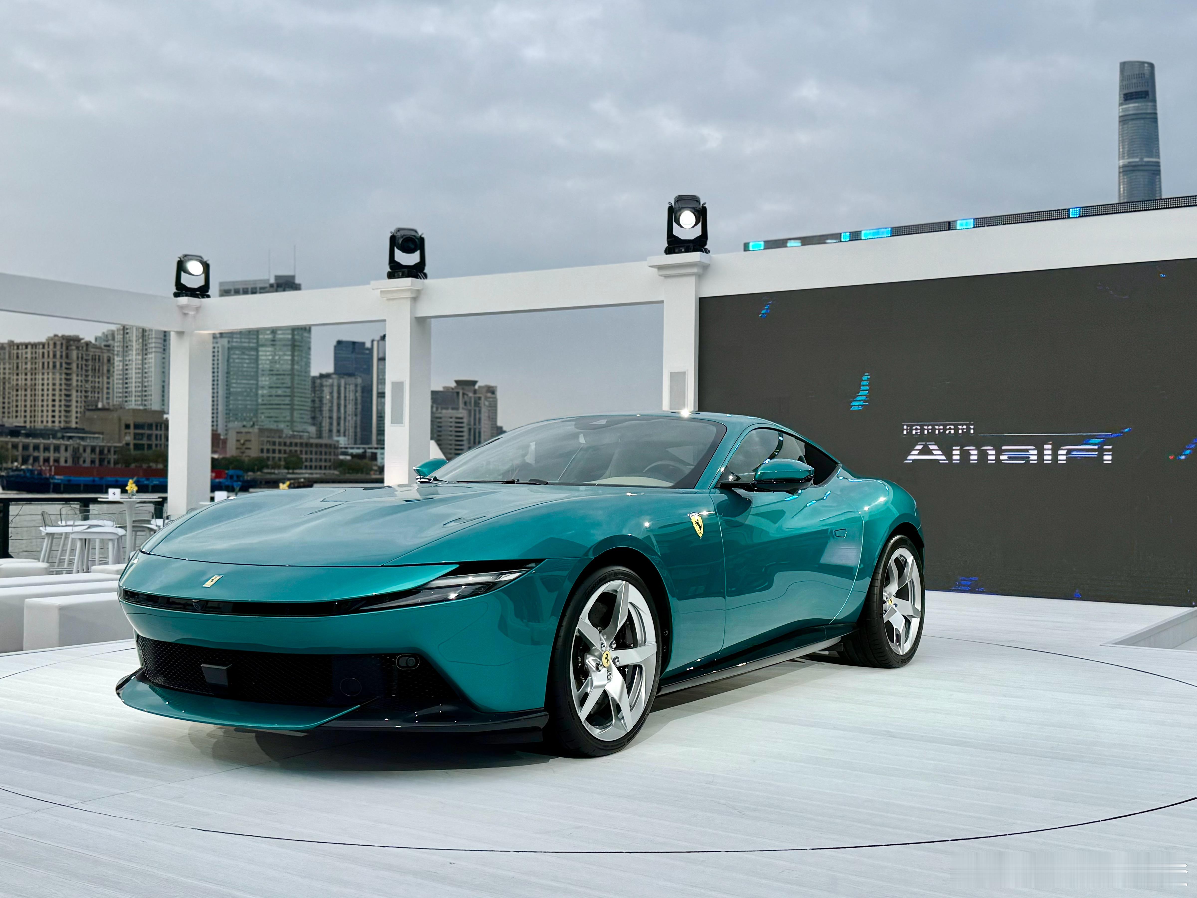 黄浦江畔实拍法拉利Amalfi，好似阿马尔菲海岸的风吹到了黄浦江边！作为Roma