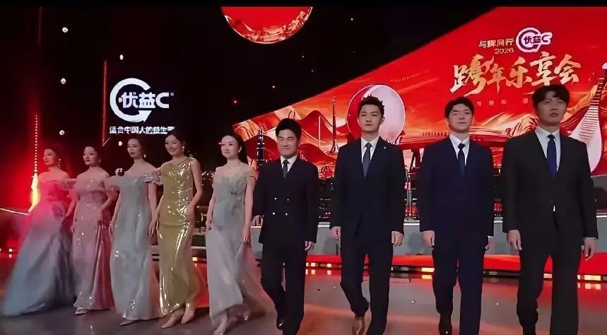 与辉同行开播整两年，董宇辉带着4500万粉丝和百亿成绩单刷屏。2024年GMV