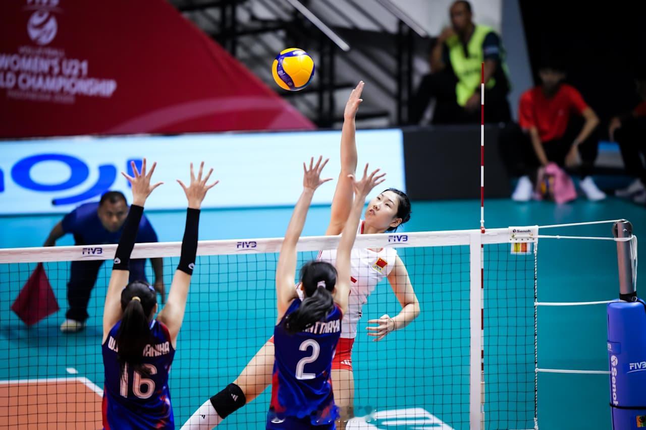 【2025U21女排世锦赛中国队3比0横扫泰国晋级八强】北京时间13日中午，印