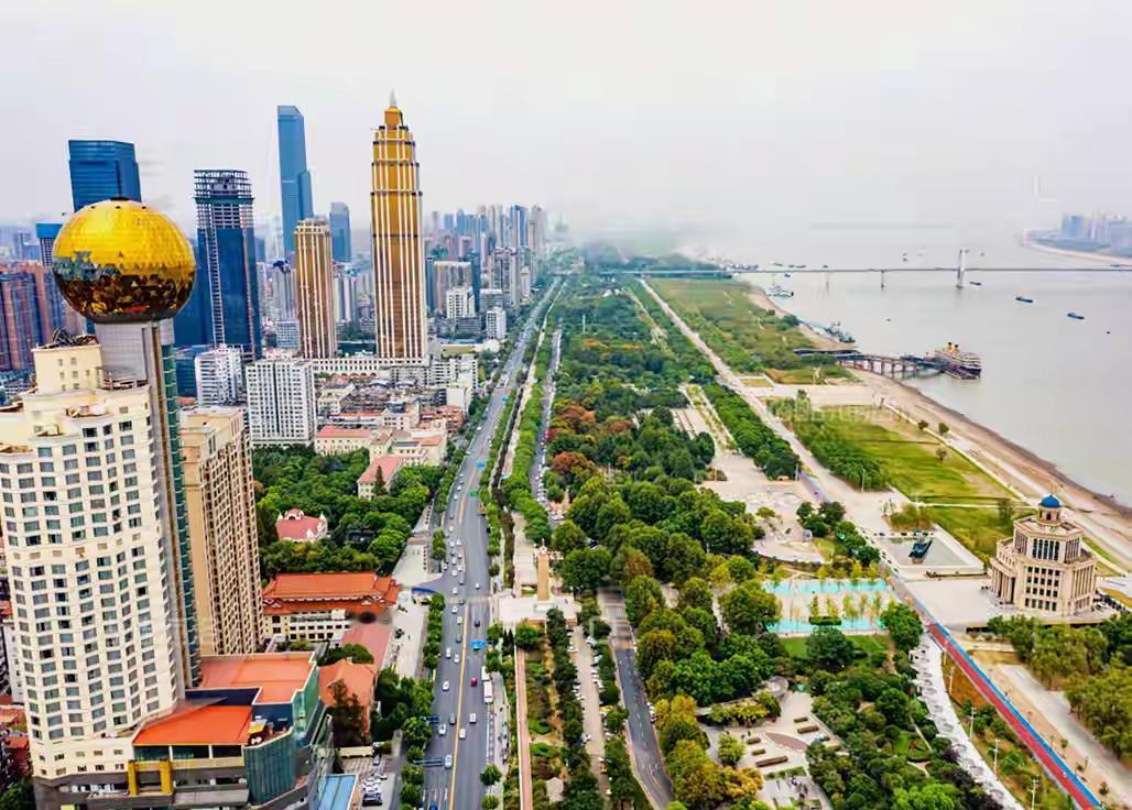 你有没有想过，武汉人和上海人，谁活得更像“人”？不是挑事。是前两天刷到个对比