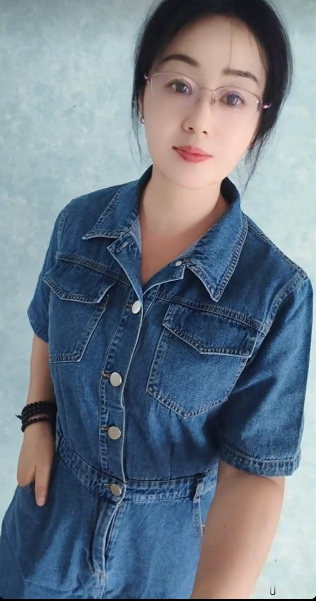 我给妈妈买了一件牛仔连衣裙，妈妈穿上之后特别合身而且显得特别有气质漂亮。于是我