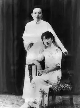 1914年，18岁的张恨水被迫结婚。他嫌弃妻子龅牙、体型肥胖，丑极了，却经常和妻