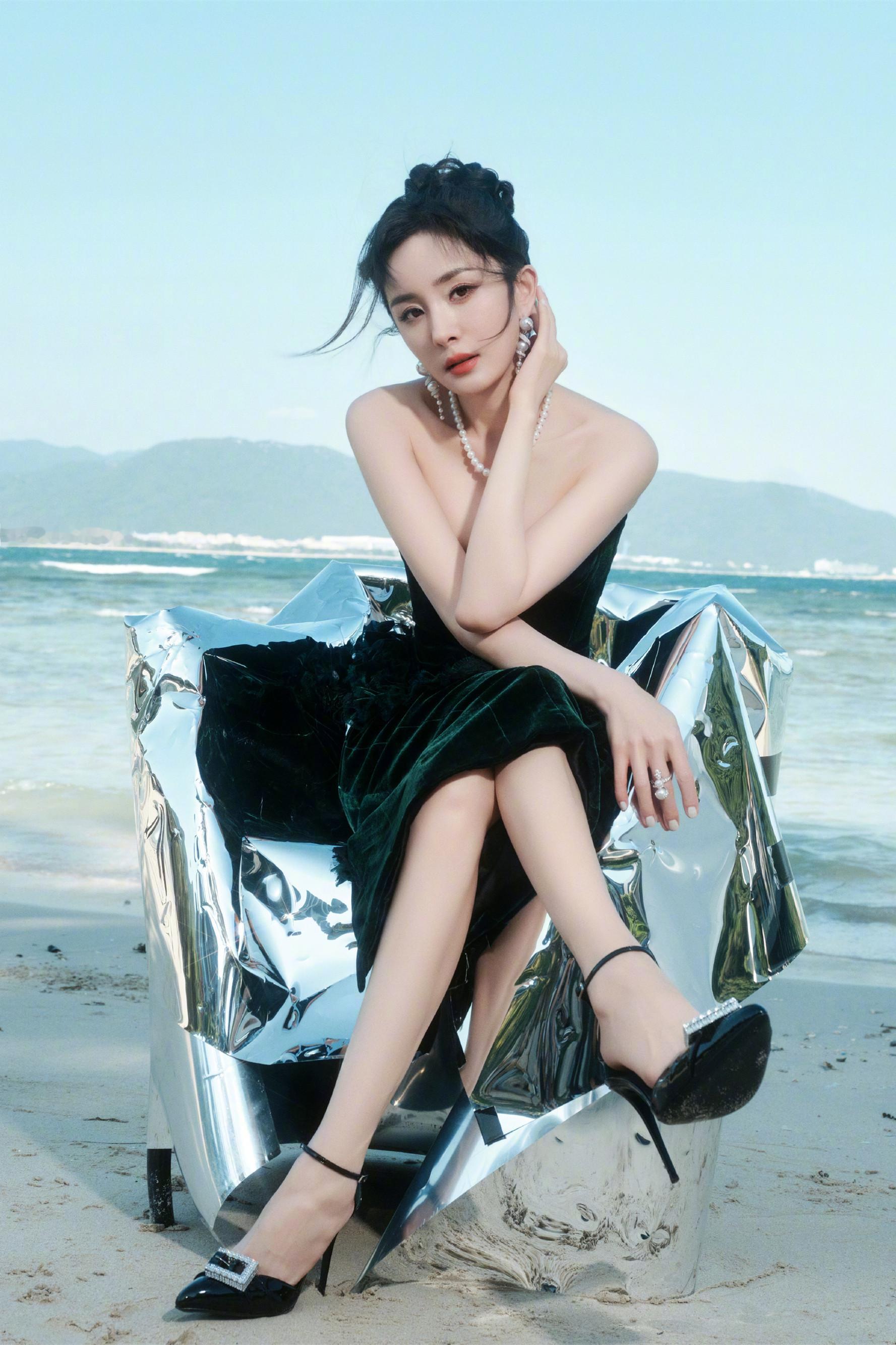 杨幂姐姐，一组高跟美腿妆造美图集​​​