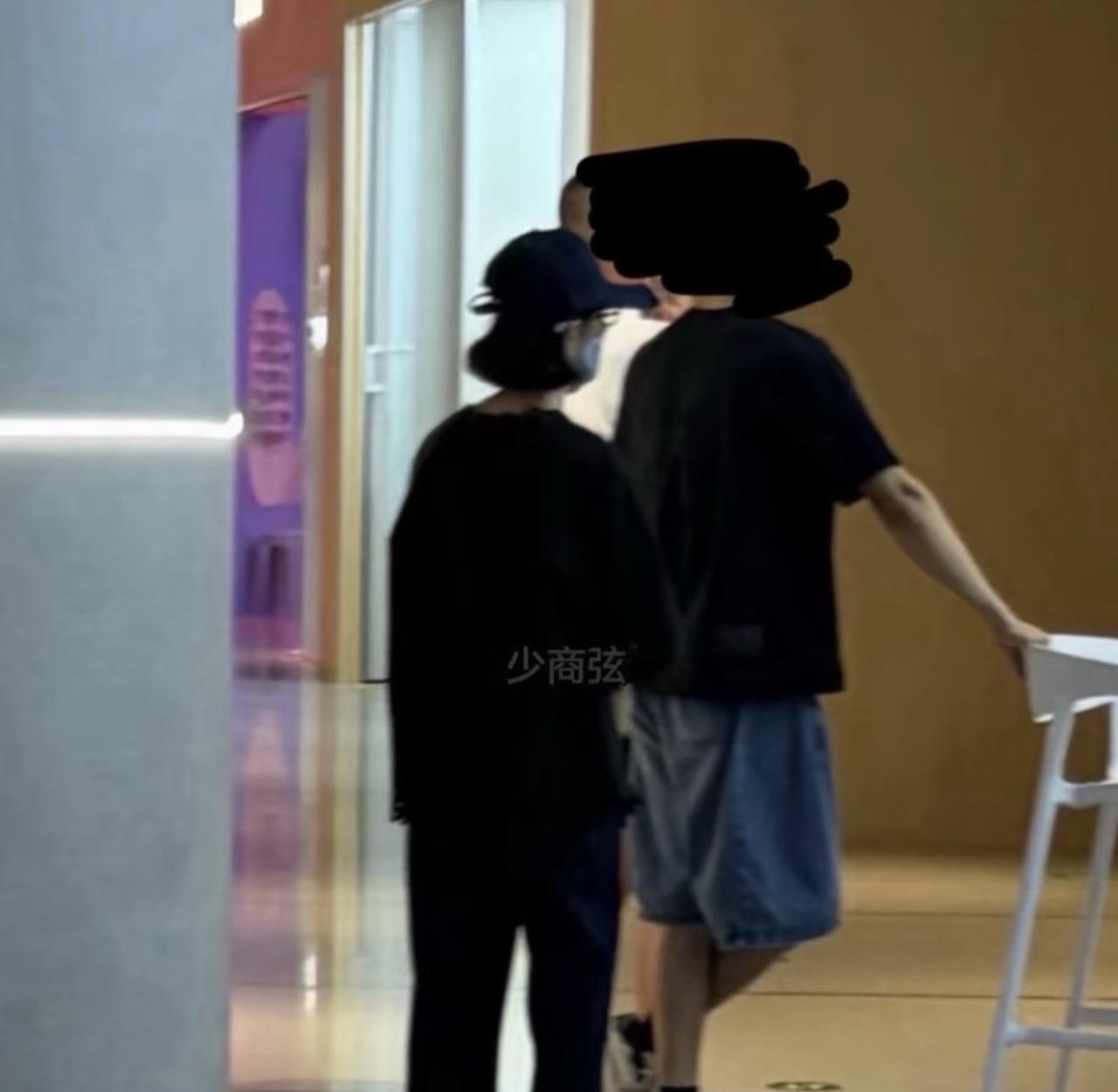 38岁赵丽颖带儿子想想外出旅行，穿一身黑真的好瘦，虽然离婚了但是司机帮她忙前忙后