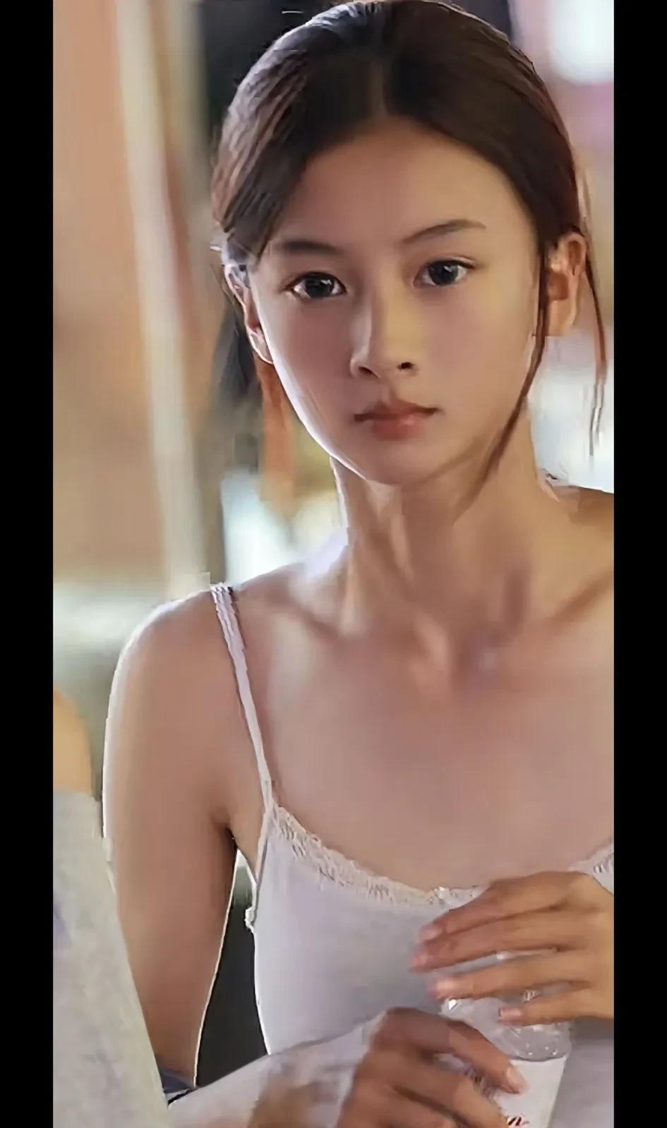 更有网友跑到制片人于正评论区，让他把这个女孩给签了，于正也是看到女孩的潜力，表示