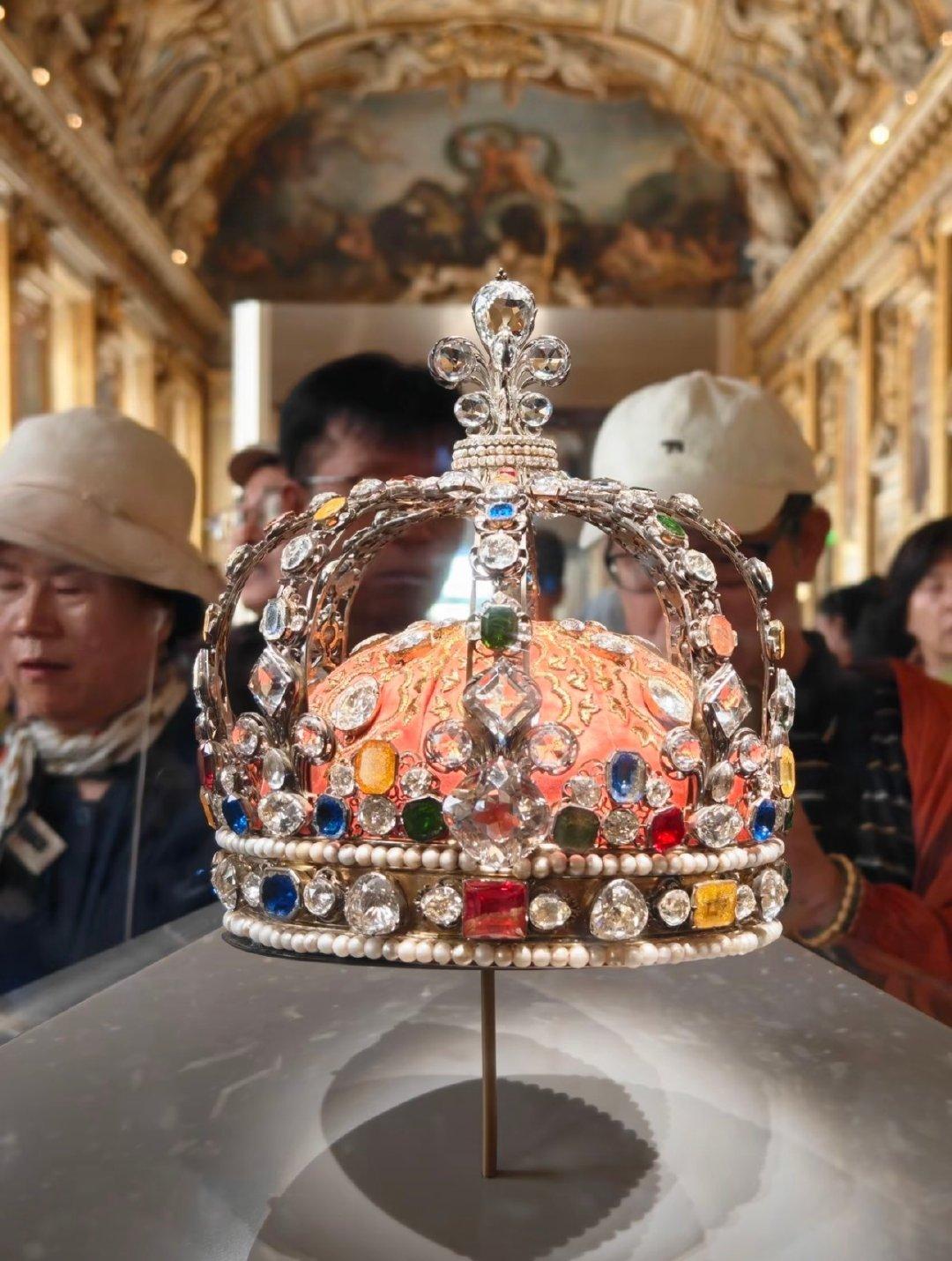 巴黎卢浮宫开馆时发生惊天抢劫案！蒙面歹徒通过施工通道进入阿波罗画廊，仅用七分钟