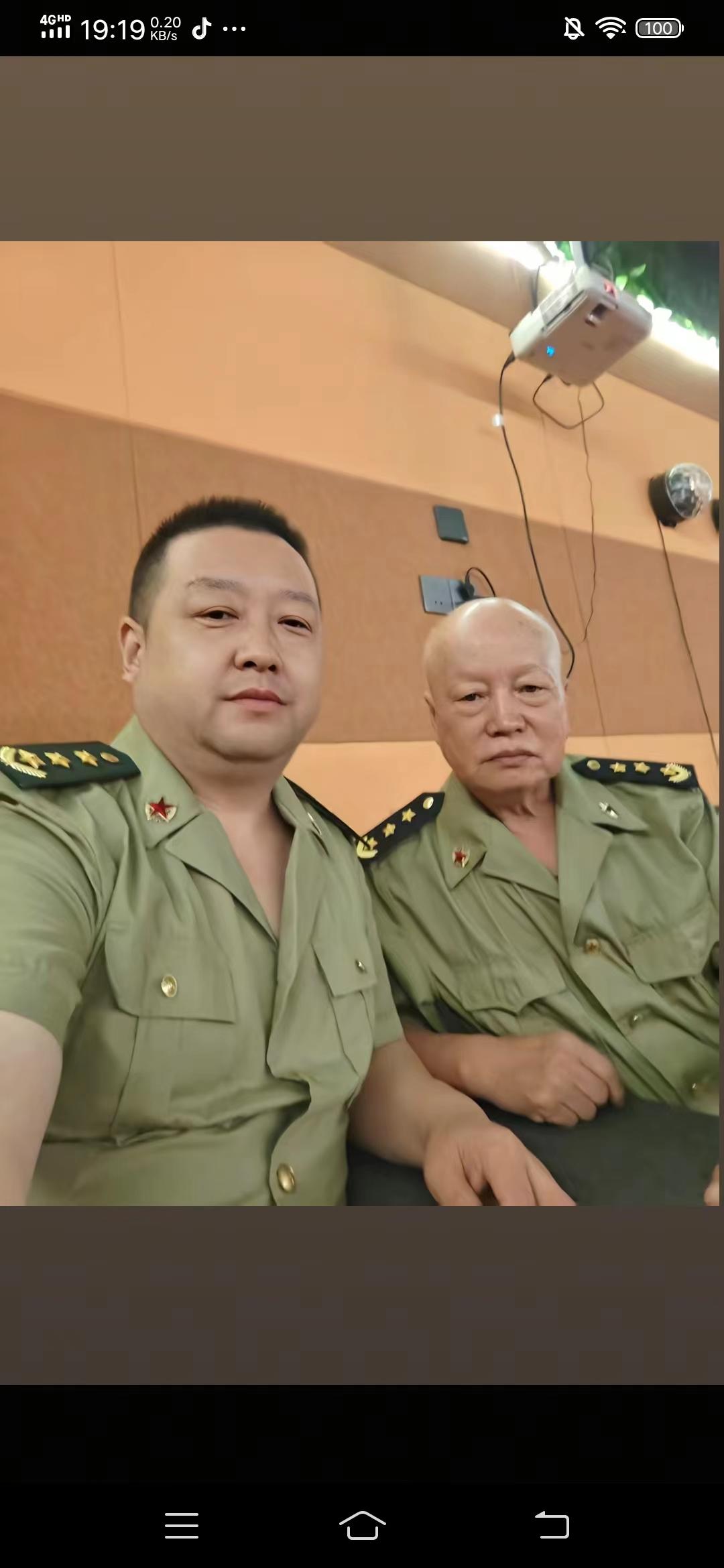 不许假冒军人！图中这两个穿假军服的人，没有当过兵的人根本不知道是真是假，不知道