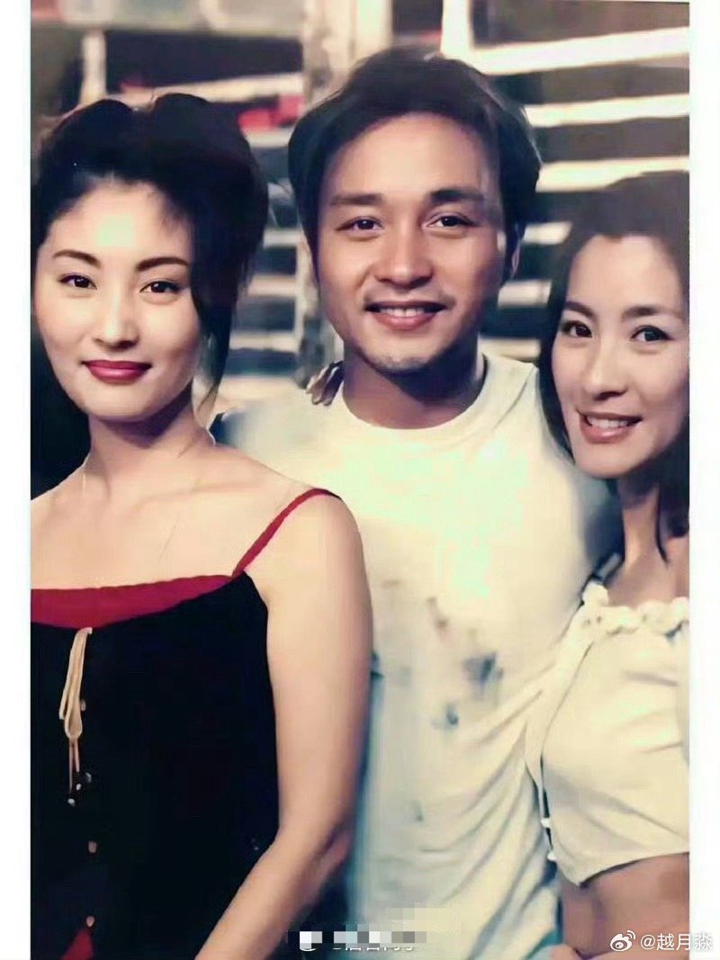 张国荣左边的女生是谁呀，张柏芝吗？感觉很面熟的样子啊​​​