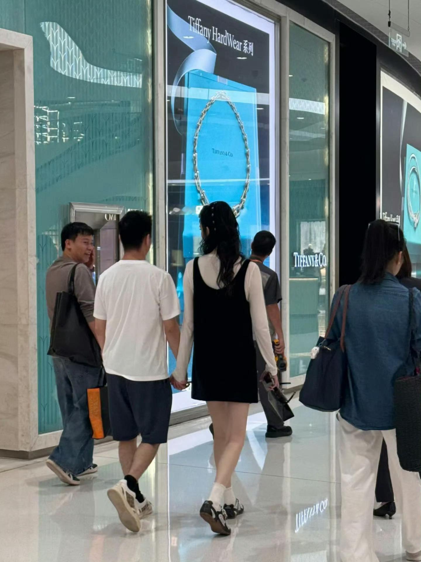 奚梦瑶何猷君手牵手逛街奚梦瑶的身材见一次爱一次，高瘦的状态绝了，两人同框画面超养