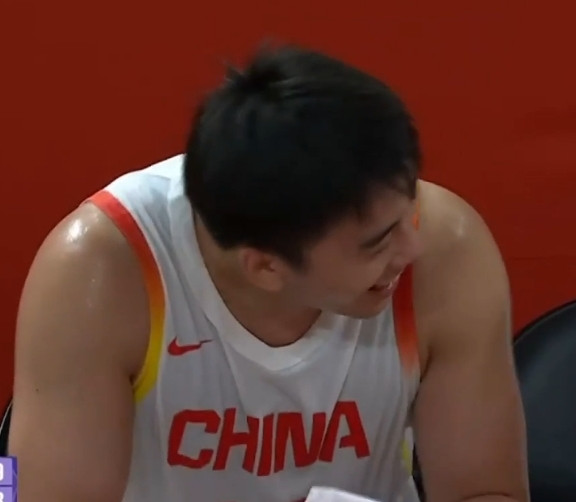 沙特男篮教练谈到中国男篮王俊杰的时候表示：“我们反复看了录像。”“中国队的10号球员王俊杰。”“确实