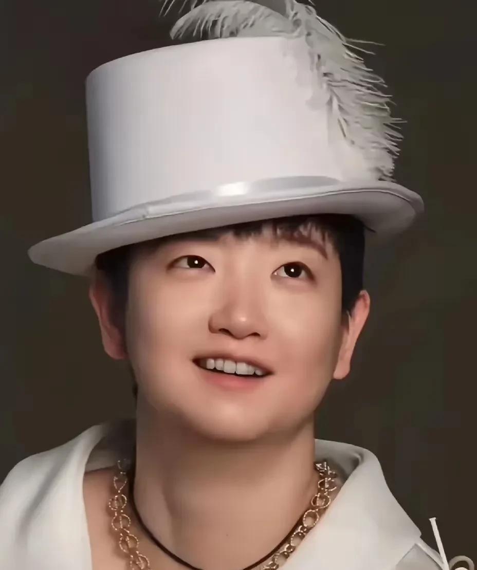 听说莎莎在拍这张照片时，还闹了一个笑话，我们都拍过照片，在拍照时，摄像师