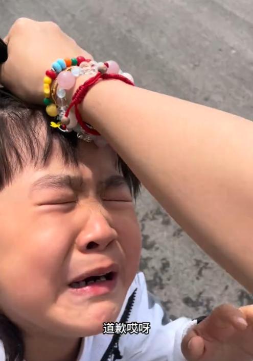 “就稀罕这样的家长！”4月22日，儿子说脏话骂妈妈，妈妈毫不犹豫上手教训，一把薅