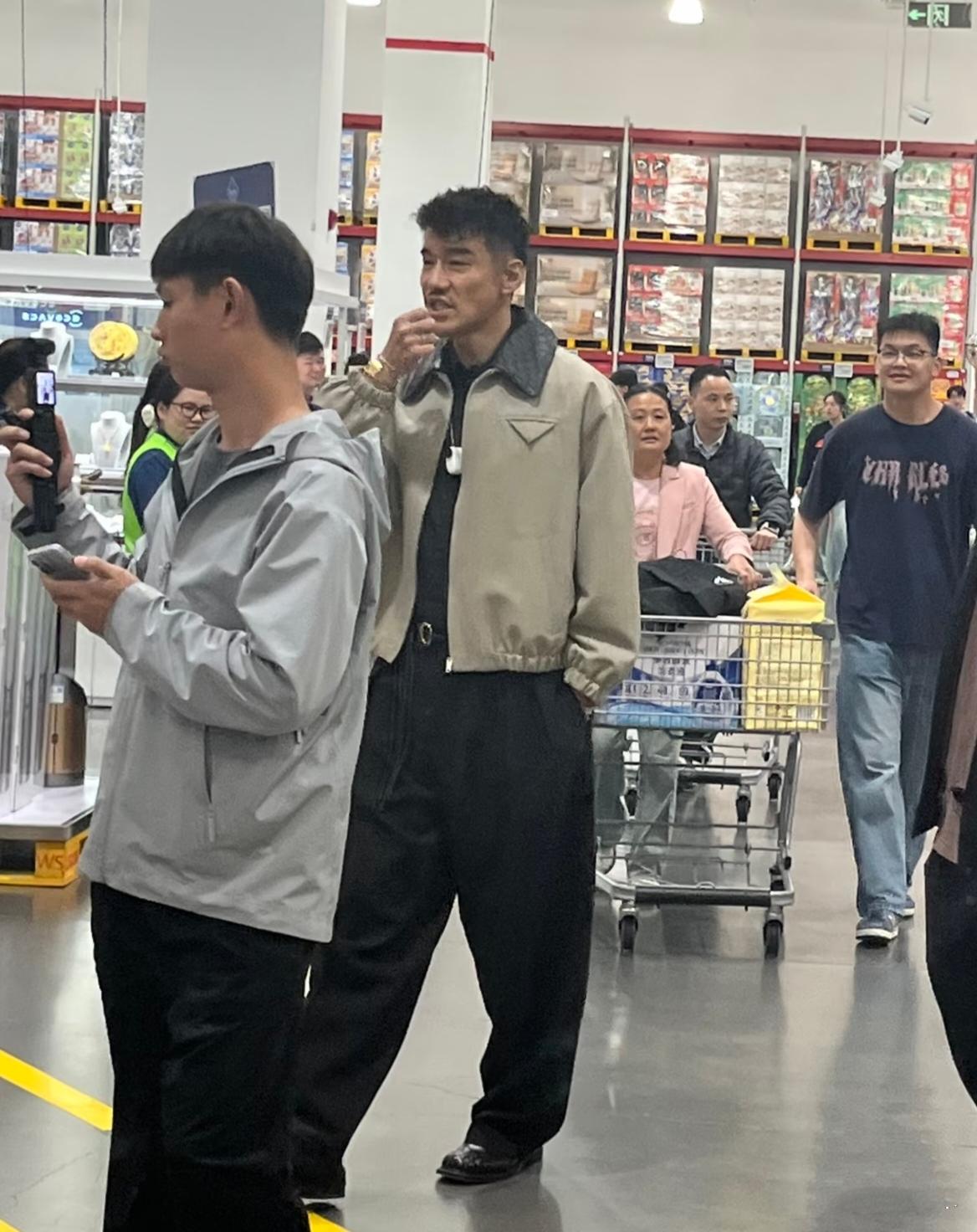 50多岁的胡兵在逛超市时被偶遇：镜头中189的胡兵衣着板正，发型拉风，琼林玉树