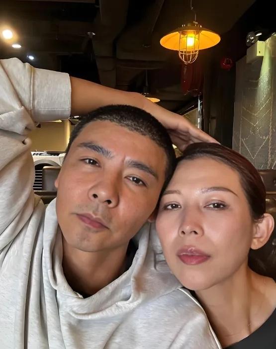 当年，主持人当众问张晋：“你老婆跟了刘銮雄六年，你不介意吗？”话音刚落，现场瞬间