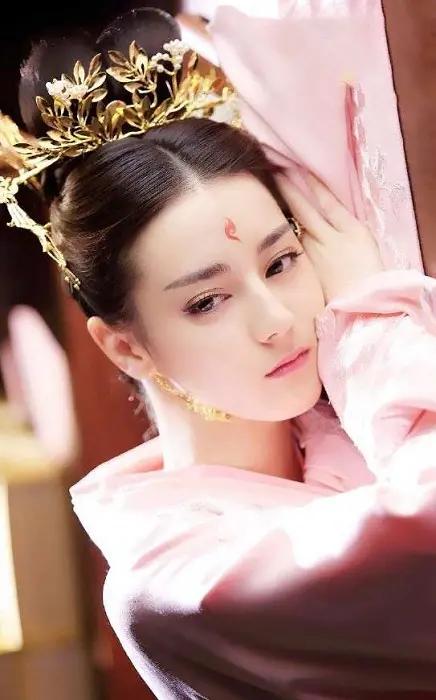 迪丽热巴微bo粉丝破亿了，还是第一个90后亿级女星，刷到这条消息时我还真愣了一下