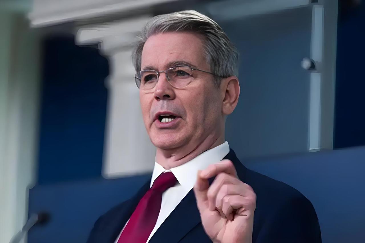 贝森特又在自我催眠了，表示两年内稀土将会有新的替代源出现。当地时间10月31