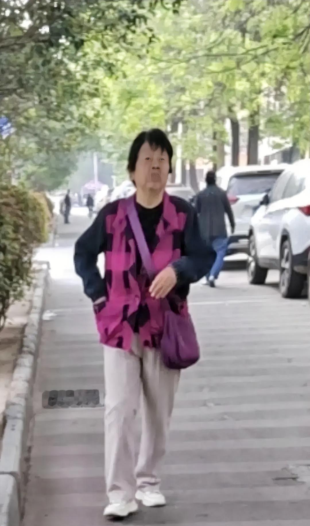 你发现没？现在的老人有点儿怪，只要一出门，个个都背着1个斜挎包，那包包鼓鼓的，里