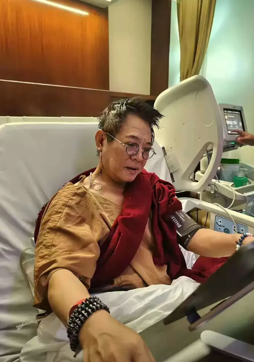 令人唏嘘！新加坡医院刚做完手术的李连杰，完全没大明星模样，头发凌乱，面色憔悴，穿