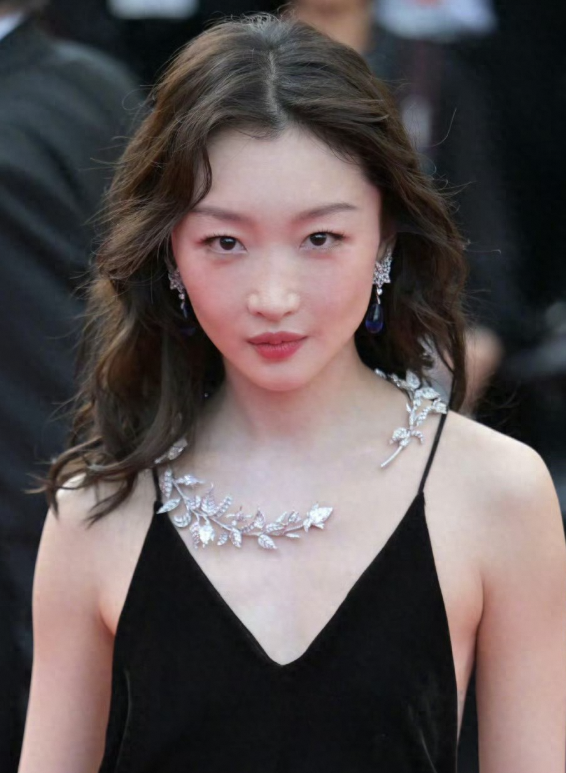 周冬雨戛纳红毯晚宴造型大赏：小身材的性感高级风