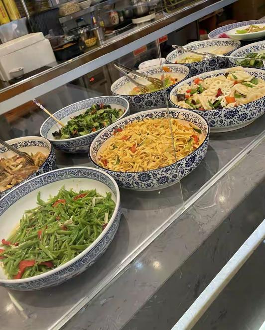 广东广州，一知名男演员，在机场候机时去面馆吃面，他端着一碗面去加点葱花，被服务员