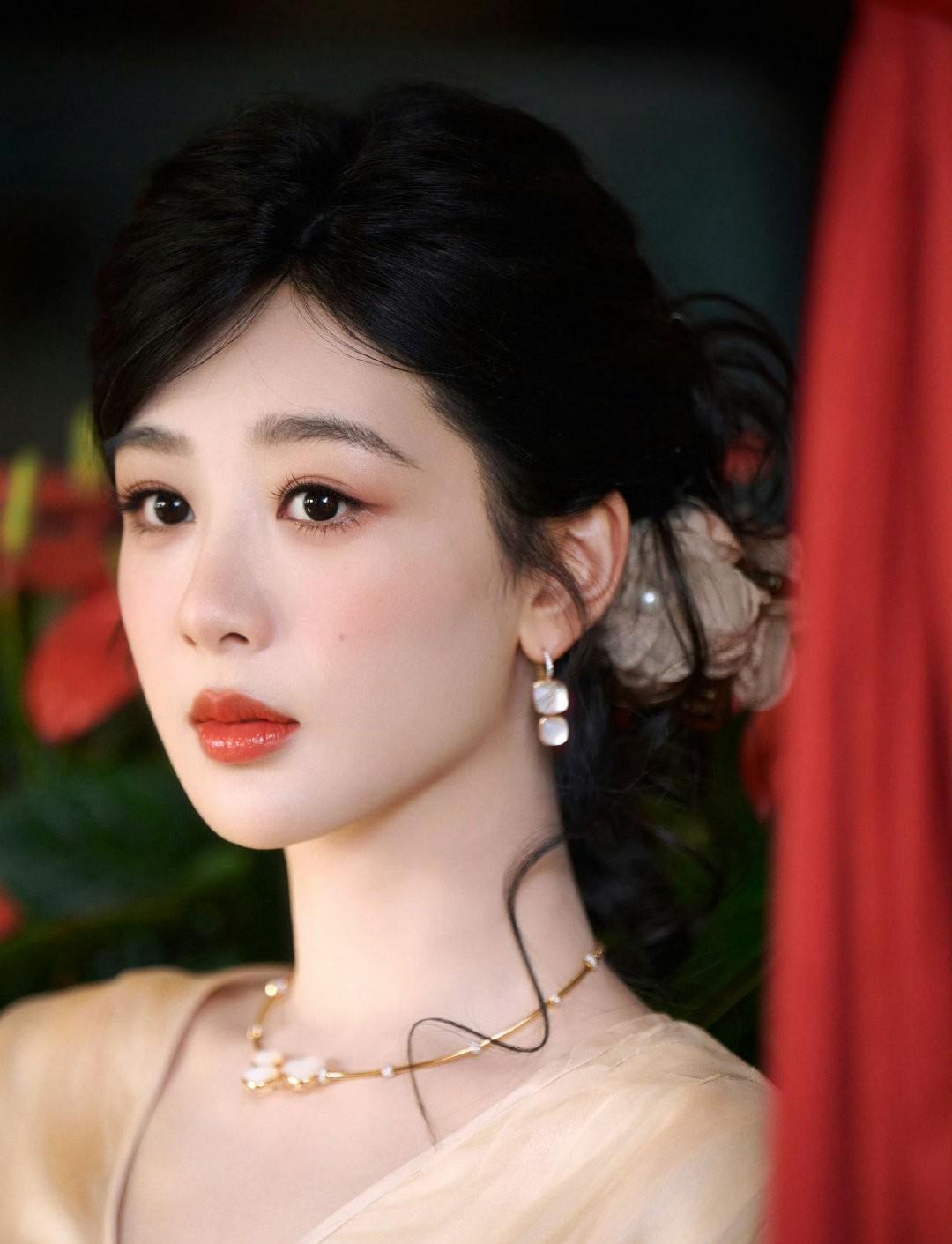 是真的勇这次新剧要演一个离异带四娃、跨度几十年、从歌女逆袭成实业家的角色。