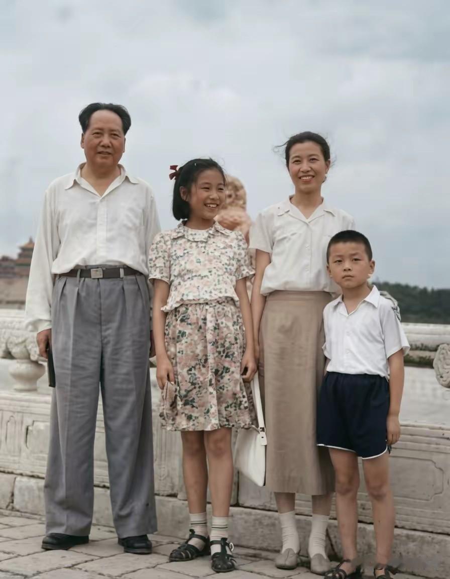 请大家停留三秒钟向伟人献花致敬[祈祷][祈祷][祈祷]下面照片是1951年摄于