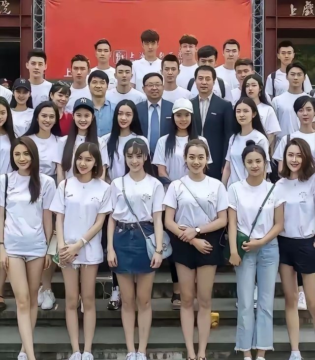 田曦薇在学校就是班花，难怪进入娱乐圈就能演主角，成为一线明星