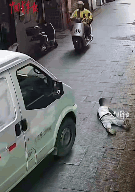 惊险！广东深圳，一个2岁男孩摔倒在路上，他没有立即起来。这时离男孩1米距离的面包