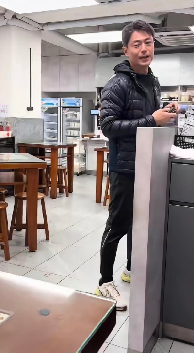 女孩早餐店偶遇霍建华，老干部热情帮买单，付款时被霍建华手里的东西吸引了。网友：夸