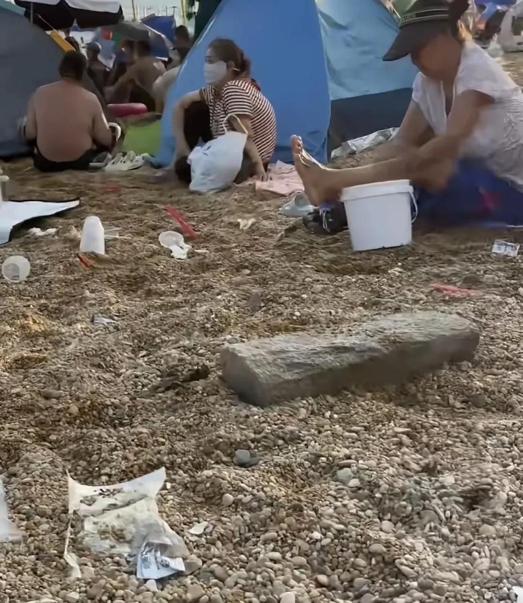 大连付家庄海边浴场的垃圾，遍地都是。经济不断提升，文明有多少进步？有网友说是浴