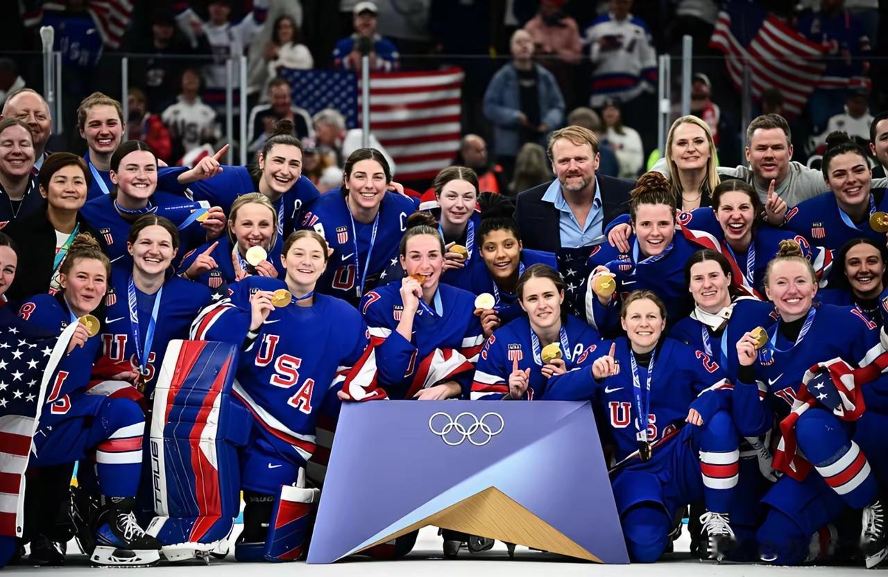 从表面上看，老特好像是喜欢冰球，所以才会和冰球运动员在一起畅所欲言、合影留念、庆