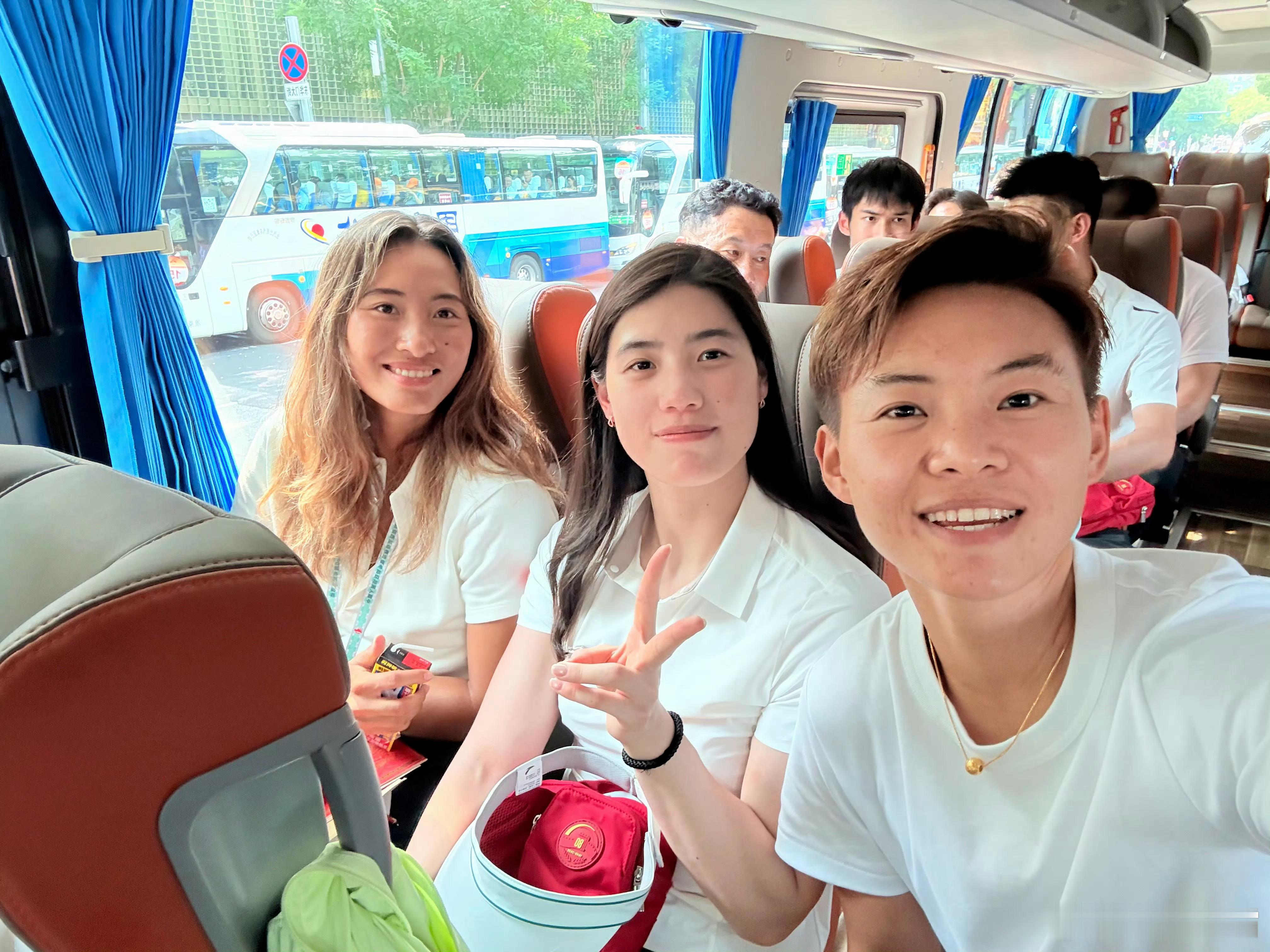 女足王霜发的观礼图，钦文雨霏排排坐排排站郑钦文张雨霏坐一起观礼郑钦文