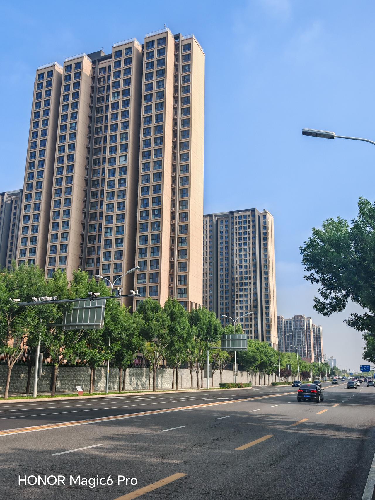 在通州杨垞南候车时随手一拍，城市风景美得像幅画。如今北京通州站正式命名，那“京帆