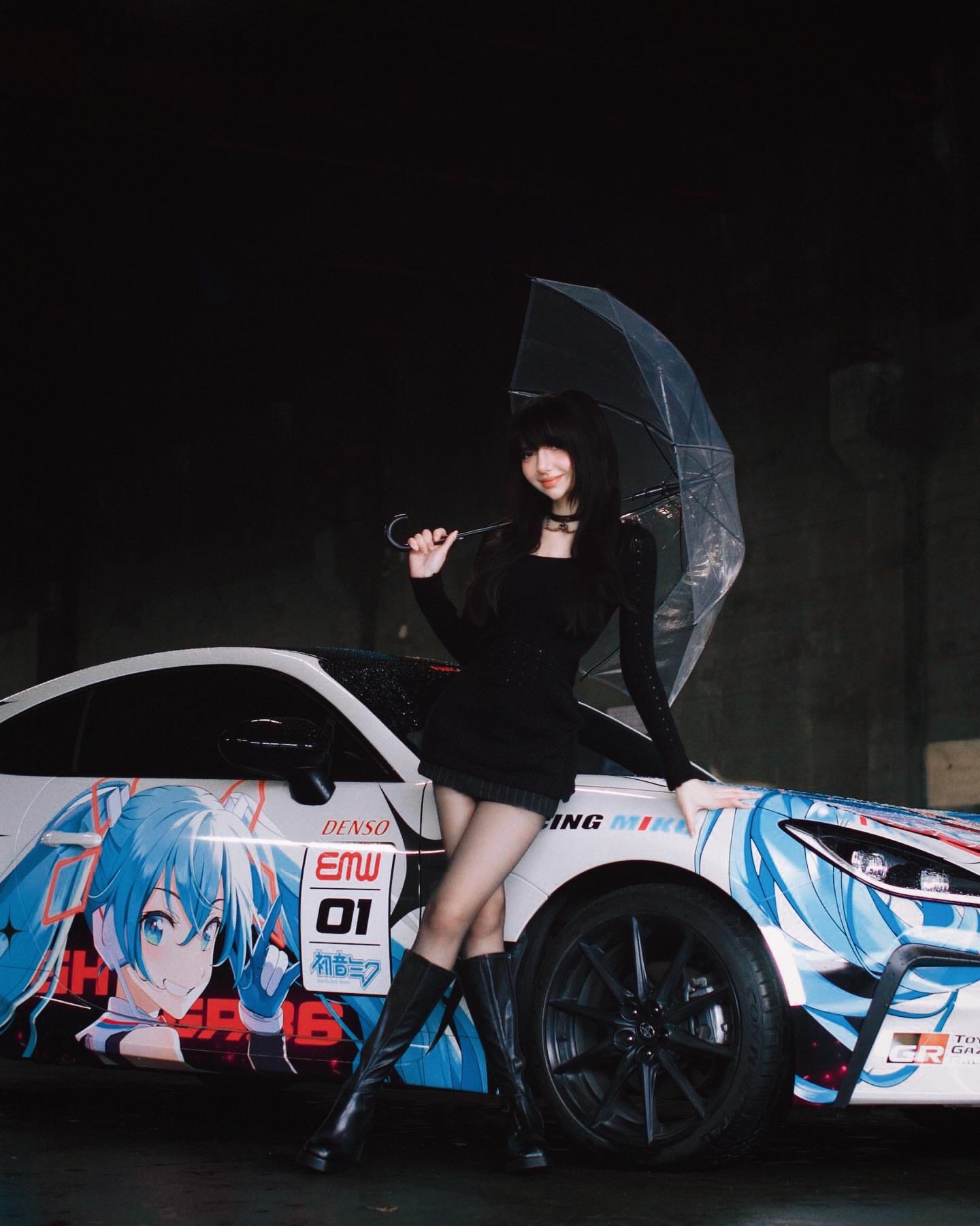 初音·如何同时拥有黑丝跟改装车！